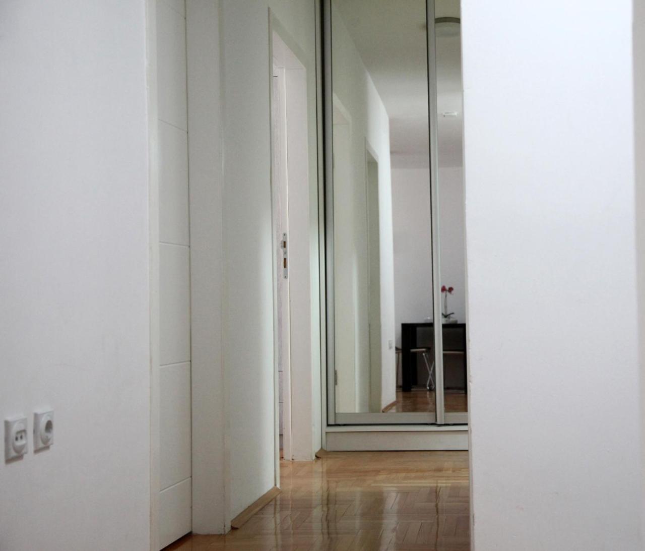 65 Square Meters Designer Apartment In Heart Of City - River View ! Park For Free Nis Luaran gambar